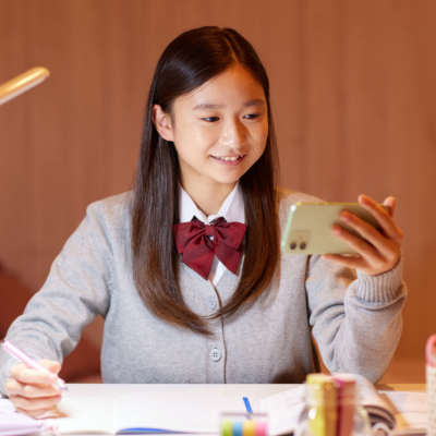スマホで答案の写真を撮って送る中学生のイラスト